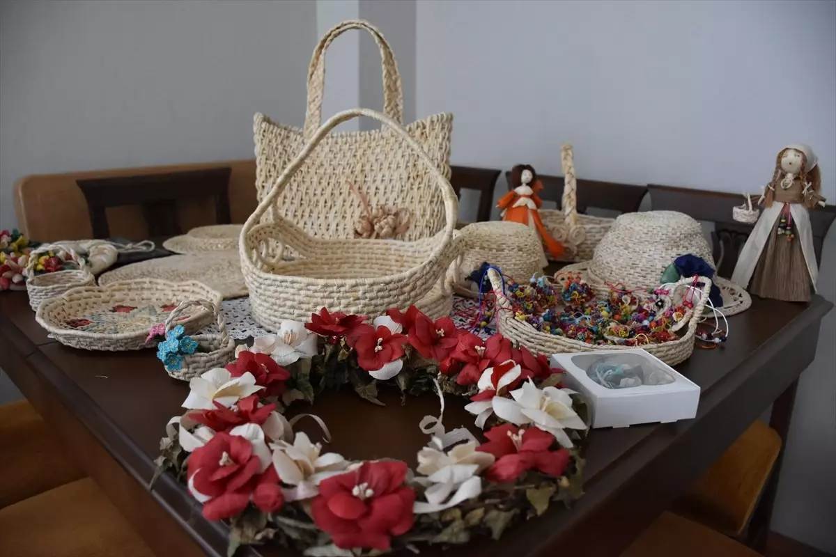 Ayşe Birinci, Mısır Kabuklarından Hediyelik Eşyalar Üretiyor