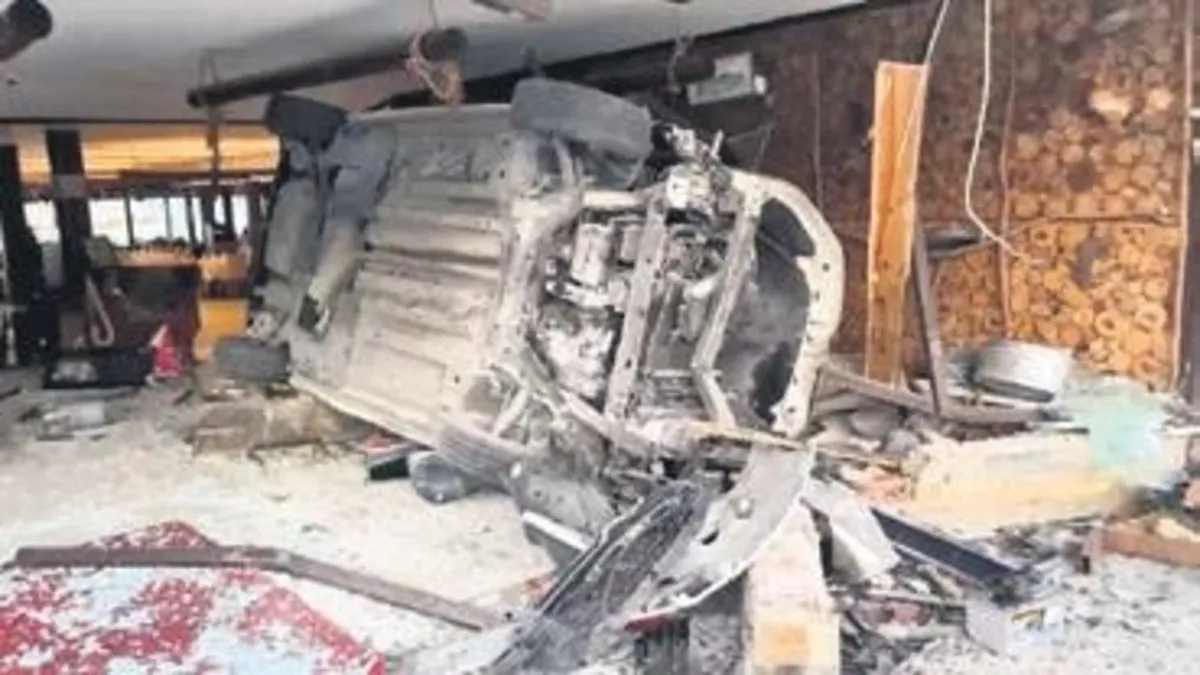 Otomobil restorona daldı, can pazarı yaşandı