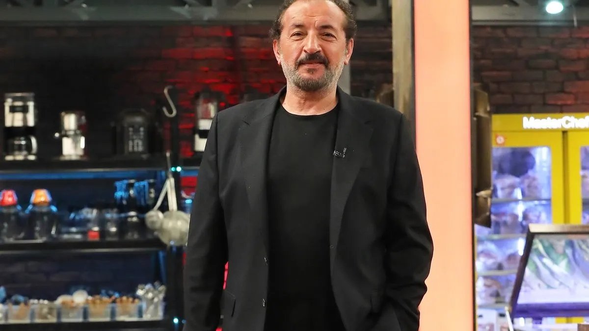 Babasının kopyası! Mehmet Şef’in oğlu da şef çıktı… 22 yaşındaki delikanlı yakışıklılığıyla büyüledi!