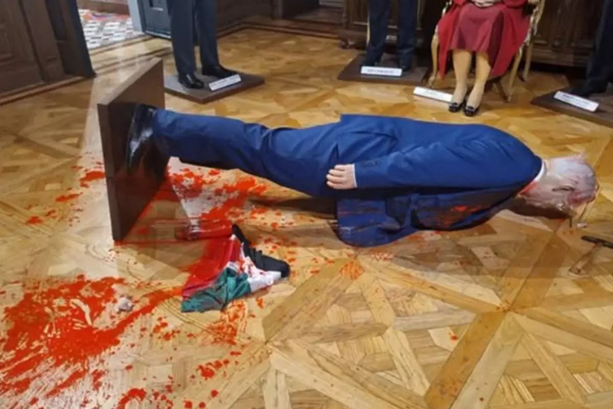 Maskeli aktivist, Netanyahu’nun heykeline kırmızı boya döküp parçaladı