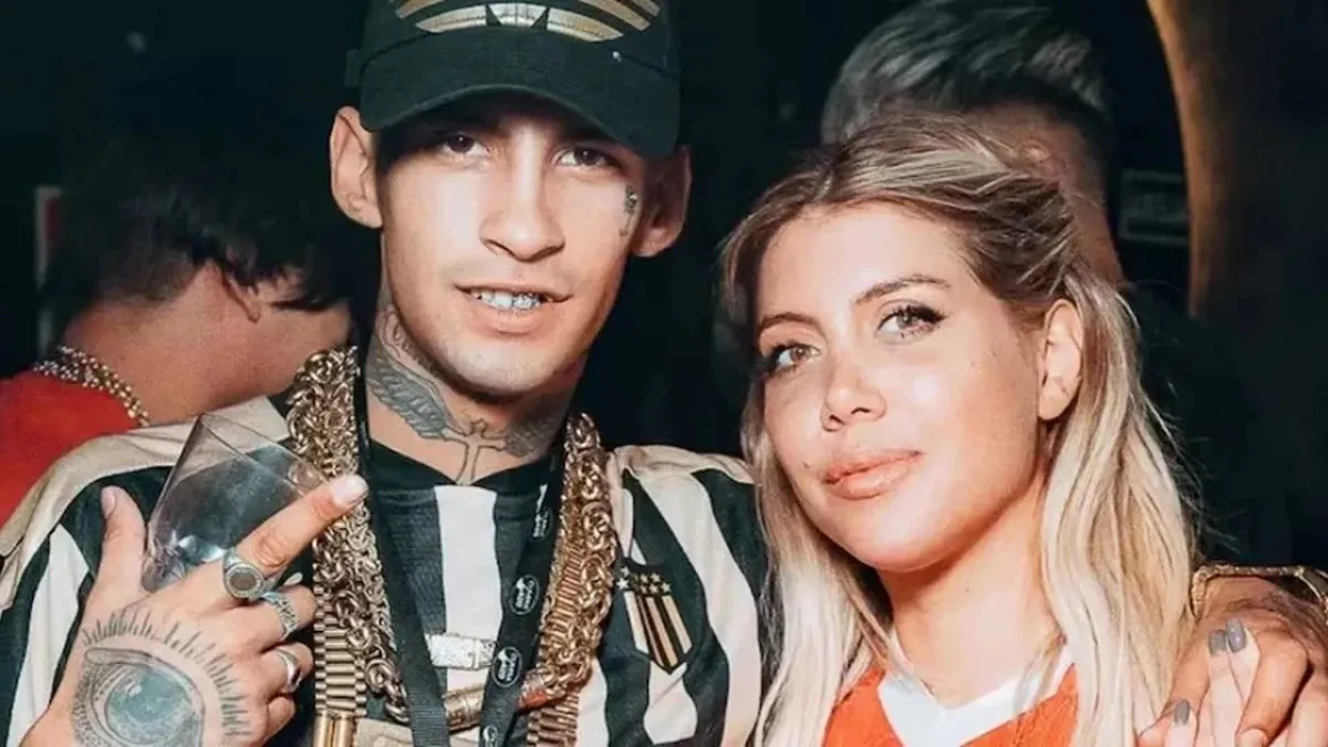 Aşk tatiline çıktılar! Wanda Nara, rapçi LGante’yi dizlerinde uyuttu!