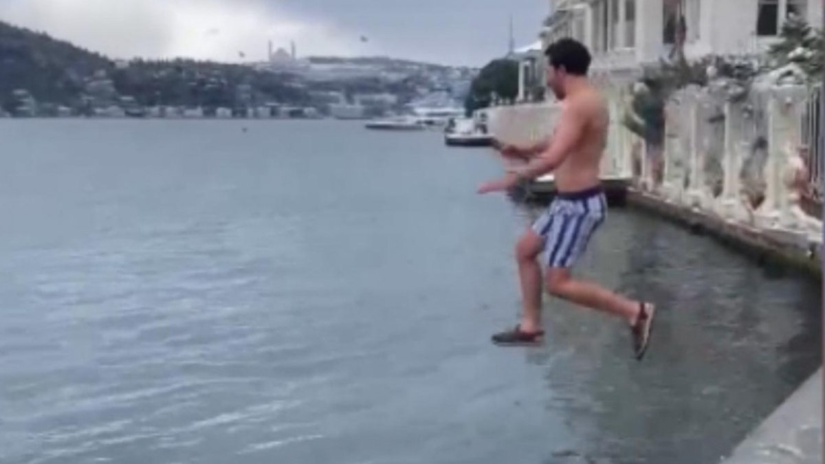 İstanbul’da soğuk havaya rağmen Boğaz’da deniz keyfi